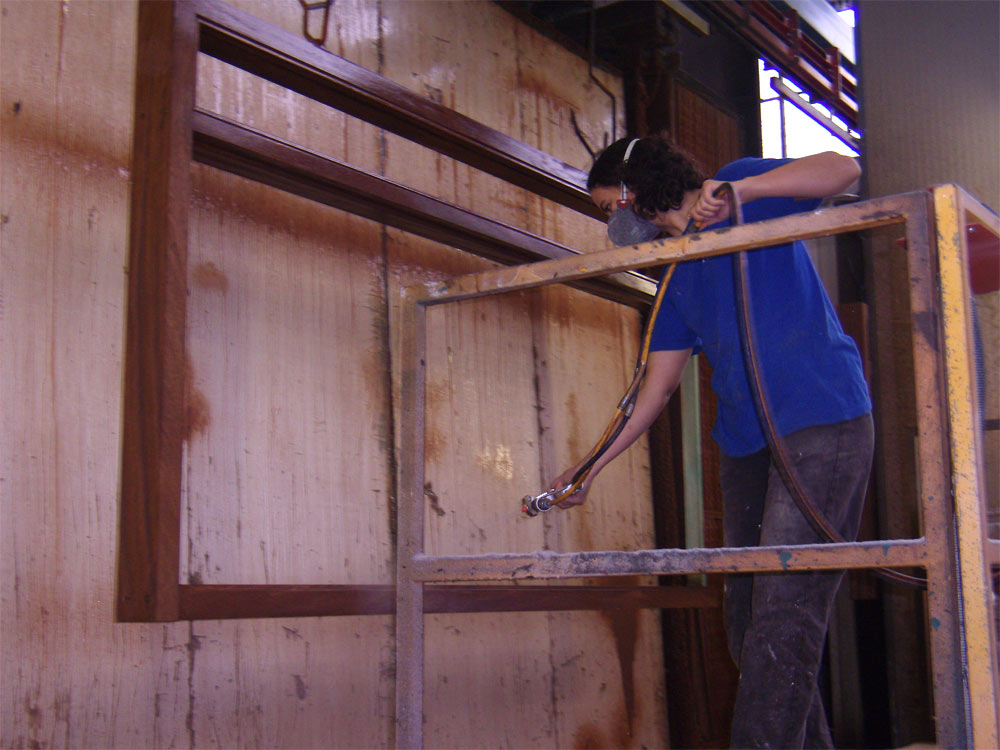 Proceso de barnizado en cadena de ventanas