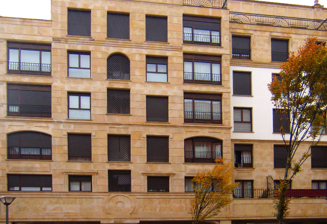 Edificio de ventanas de madera barnizadas por Arama